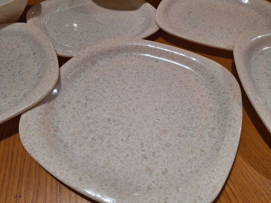 6 Pratos de Plástico de Boa Qualidade e Tigela a Combinar