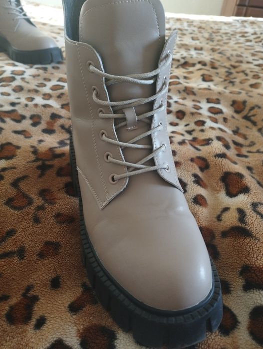 Черевики жіночі бежевого кольору