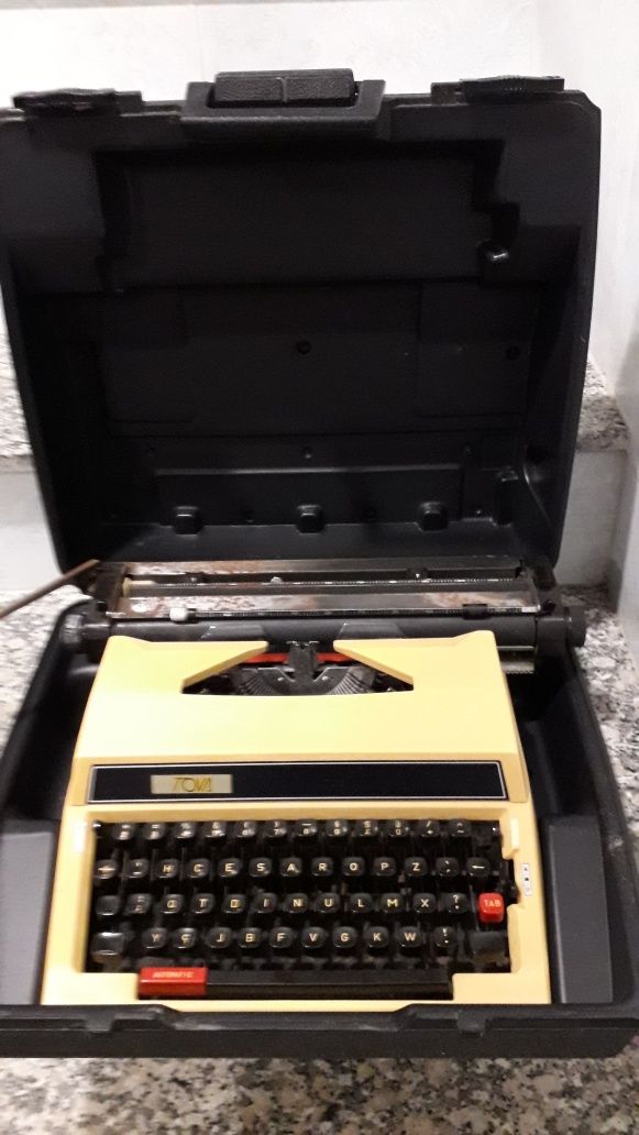 Varias máquinas de escrever antigas