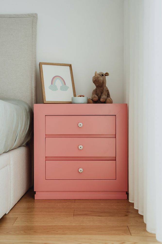 Mesa cabeceira cor de rosa