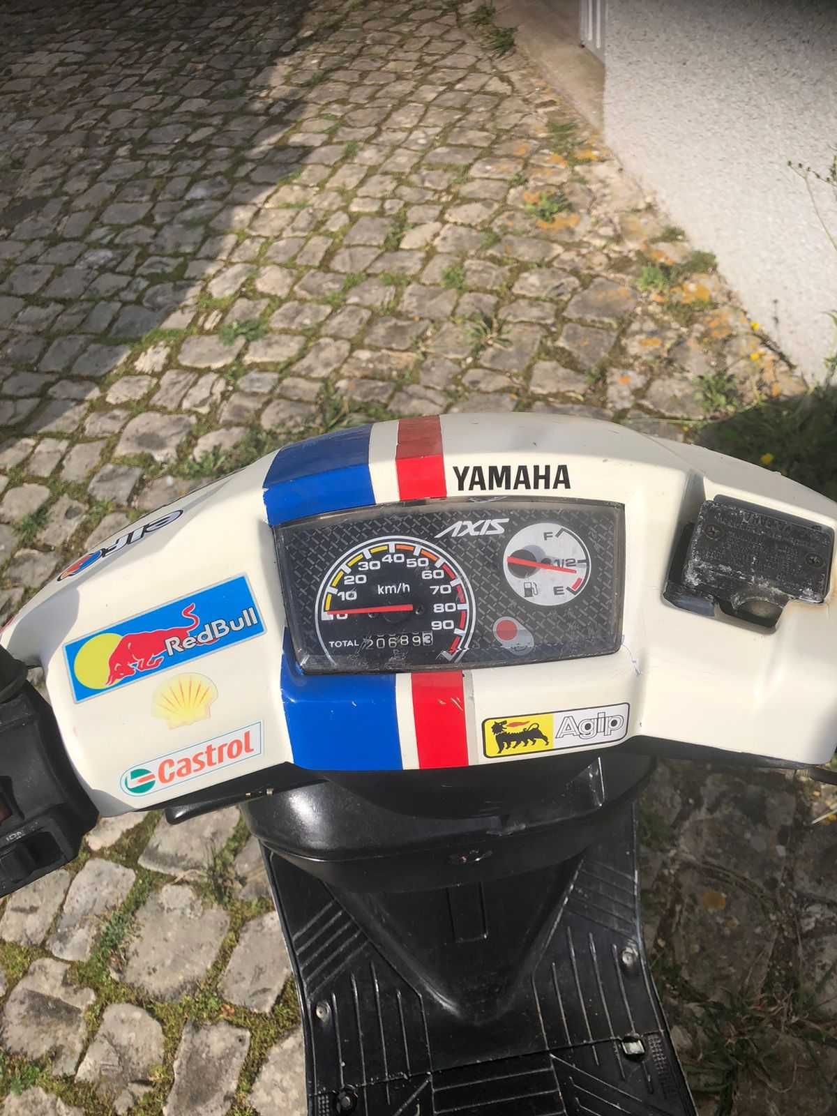 Mota Yamaha 50R AXIS com capacete