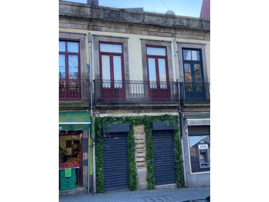 Prédio na Rua Fernandes Tomás com licença Alojamento Local