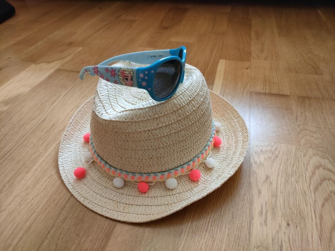 Kapelusz plus okulary przeciwsłoneczne