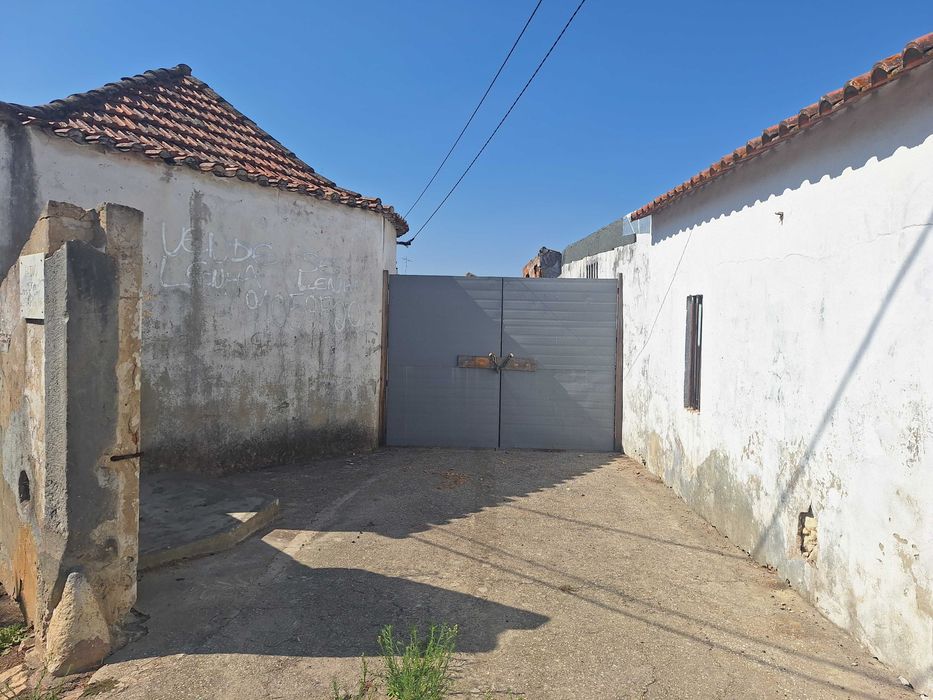 Terreno com casa e 3 anexos para reabilitação