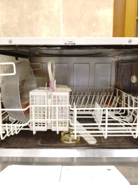 Настольная посудомойка Zanussi ZSF2415 отлично моет. Полностью рабочая