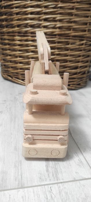 Drewniane auto z przyczepą
