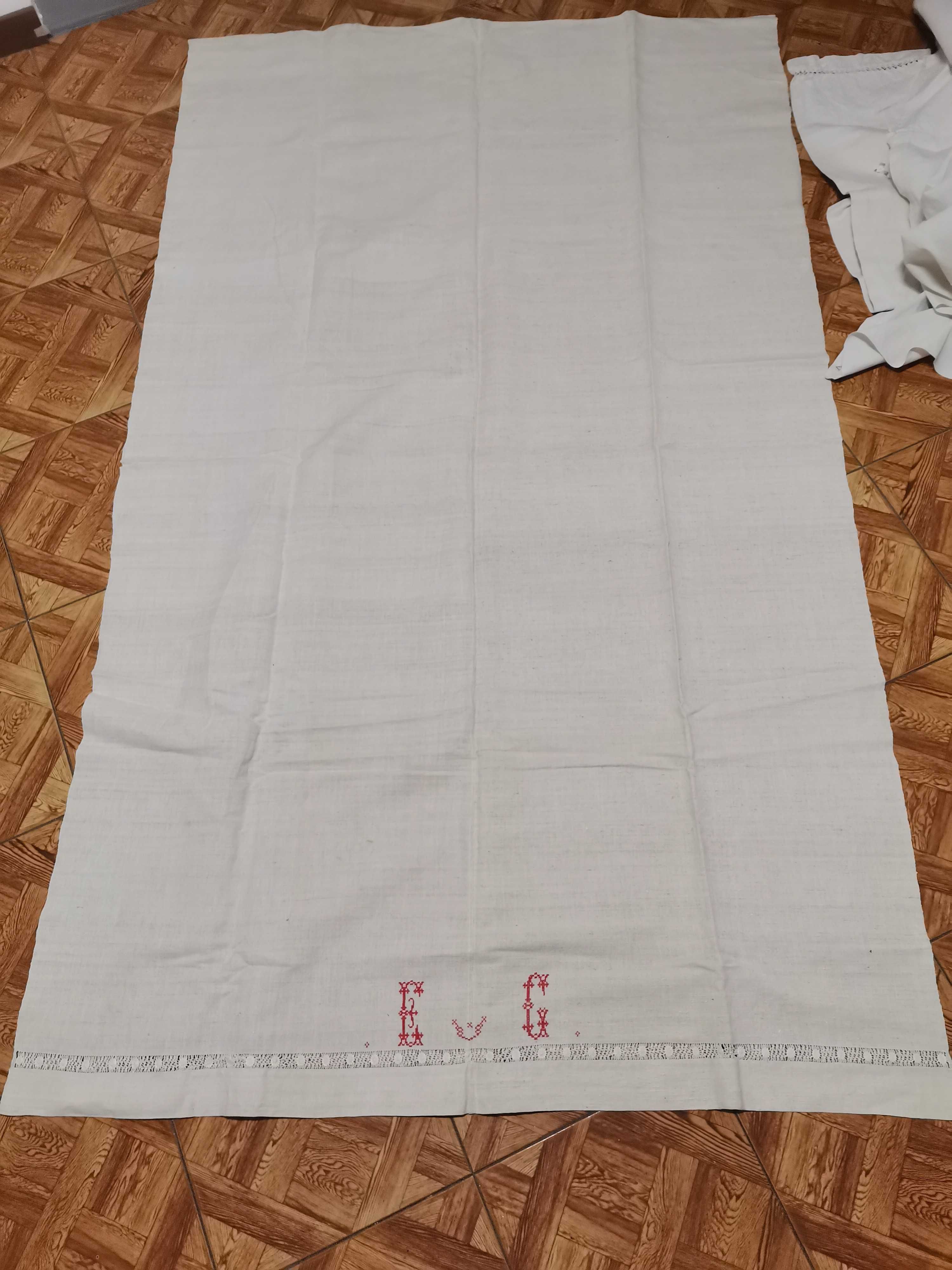 Toalha e outras peças em linho. Também mantas em burel.