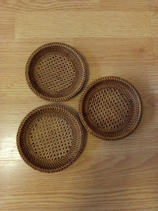 Stare podkładki pod szklanki z ratanu