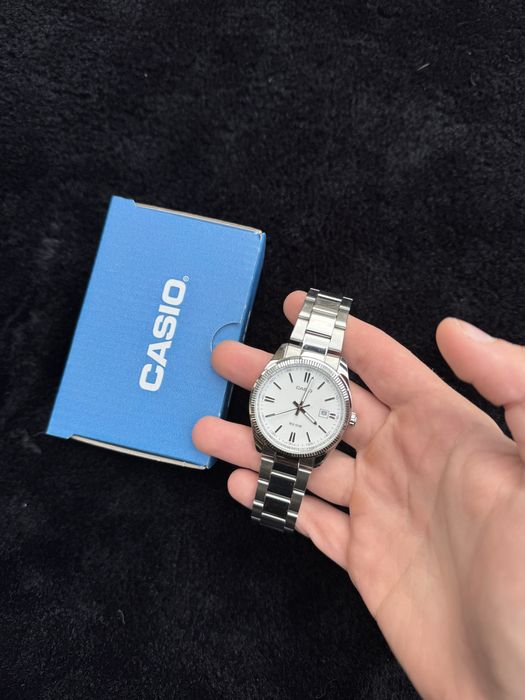 Casio б/у годиник, срібний на гарантії