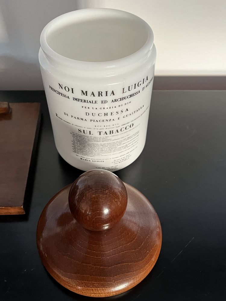Suporte antigo em madeira com 2 cachimbos e frasco para tabaco