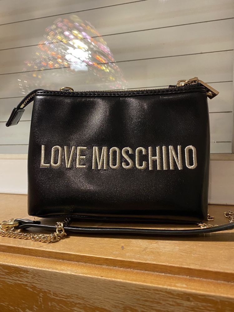 Mala tiracolo preta Moschino