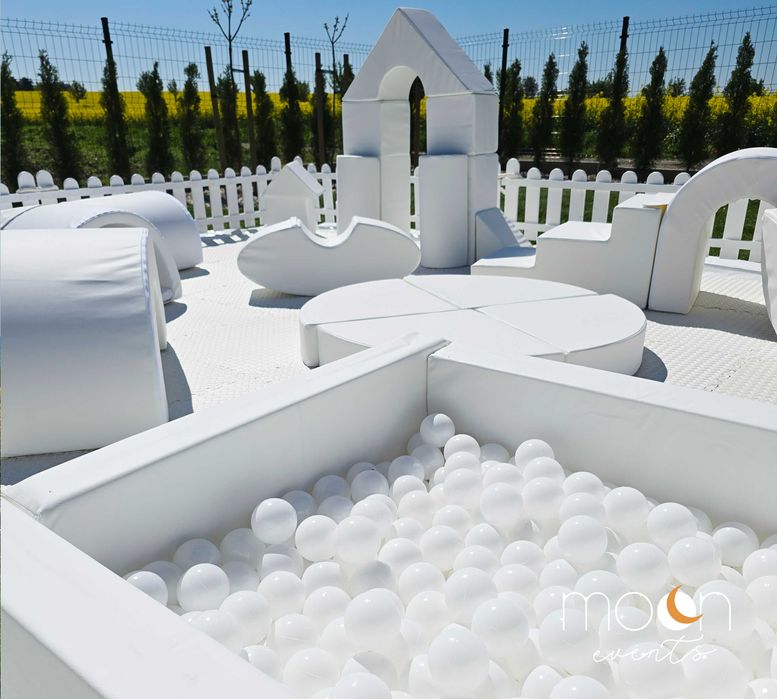 Duży biały dmuchany zamek ze zjeżdżalnią | Dmuchańce do wynajęcia