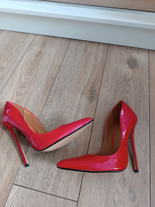 Czerwone lakierowane szpilki