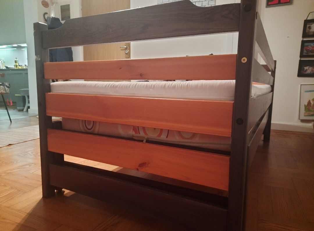 Zestaw - 2 łóżka drewniane z materacami i szufladami