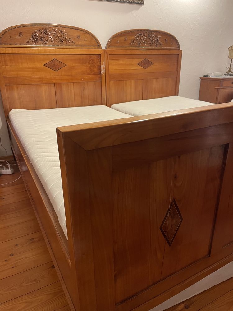 Zabytkowe drewniane łóżko