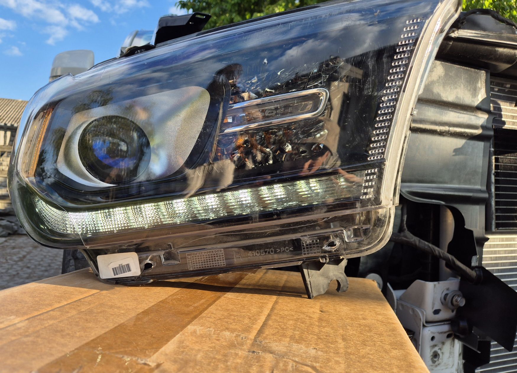 Lampy przód Dodge Durango 2019 uszkodzone