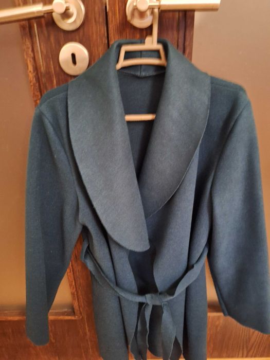 Casaco comprido azul marinho com cinto