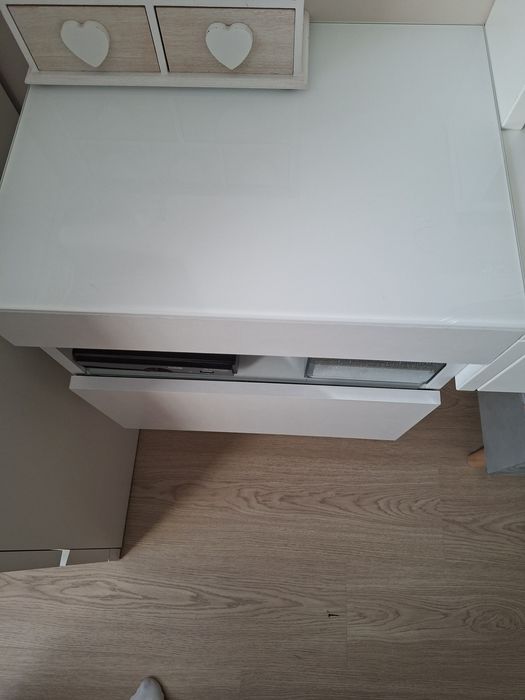 Szafka podwieszana z podświetleniem,oraz białą szybą zabezpieczającą