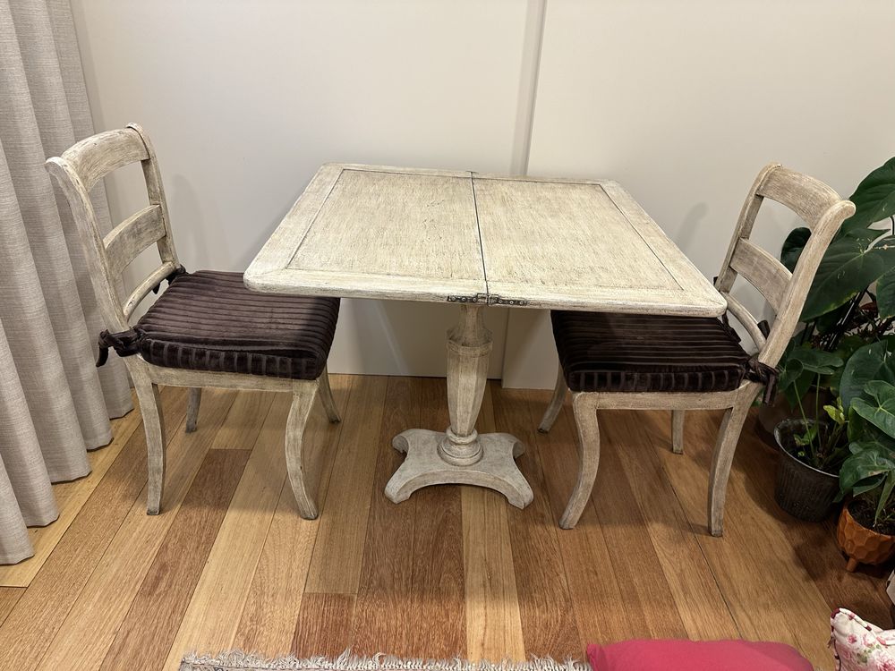 Mesa de jogo + 2 cadeiras em mogno pintado
