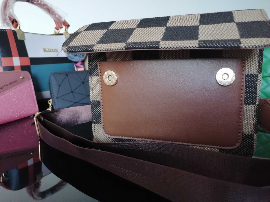 mala cross body xadrez em tons castanhos