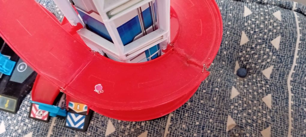 Pista para carros com elevador e torre de controlo
