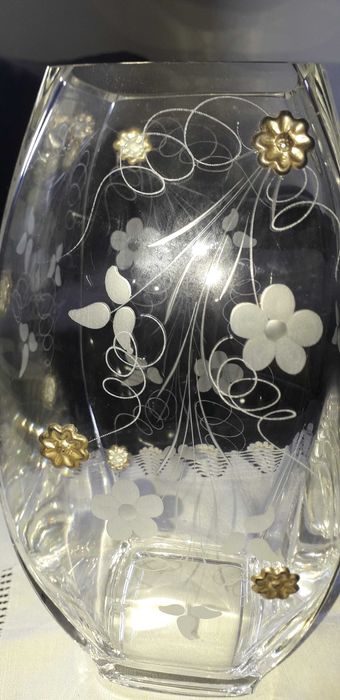 Jarra de Cristal com flores lapidadas e aplicações em prata