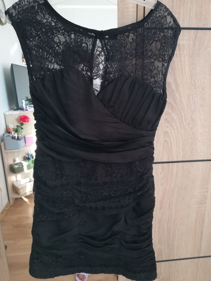 Czarna koronkowa sukienka mini