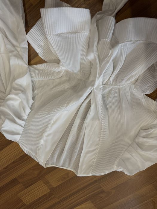 Нарядна блузка з воланом