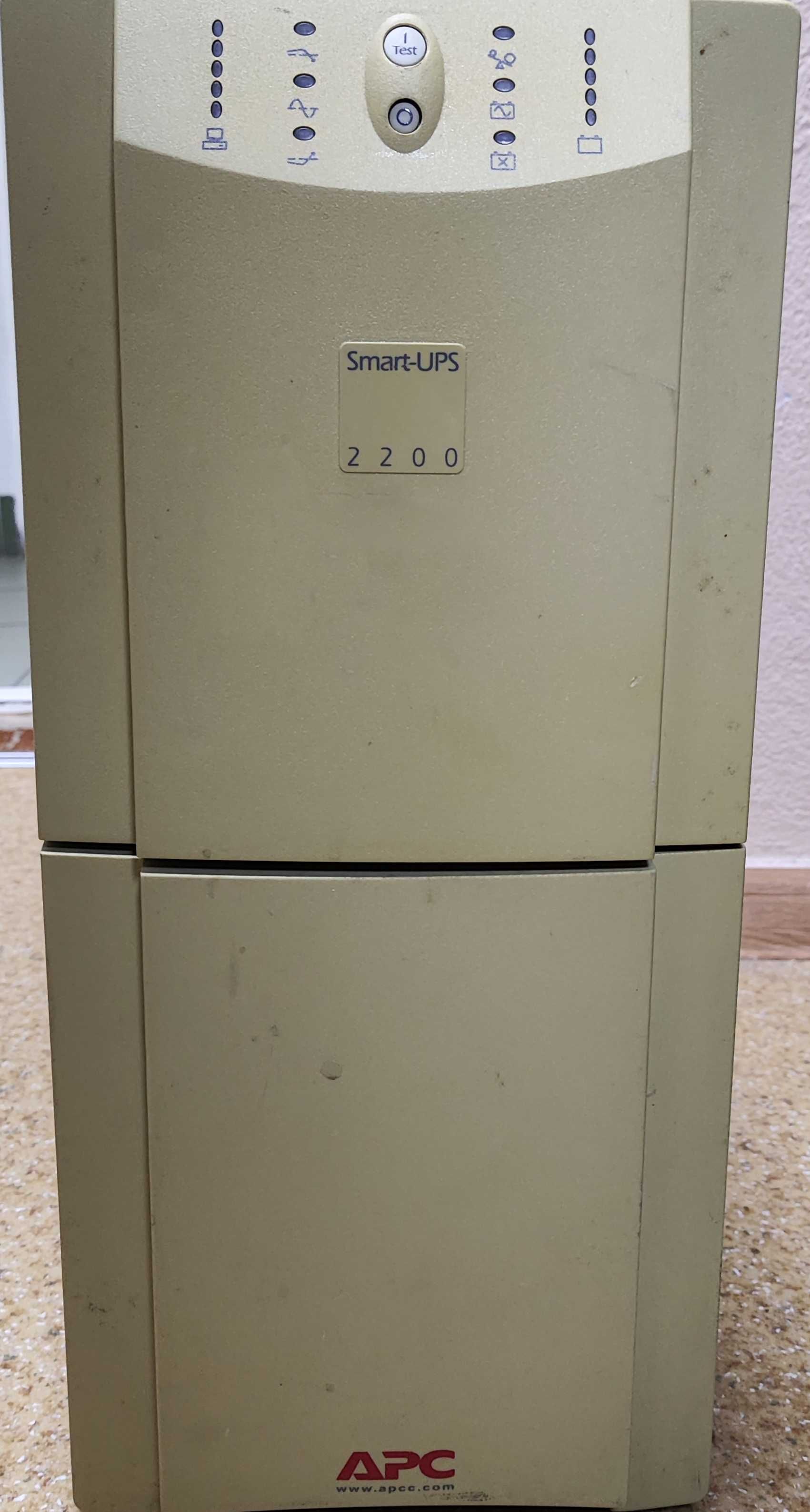Джерело безперебійного живлення APC Smart UPS 2200VA Tower (SUA2200I)