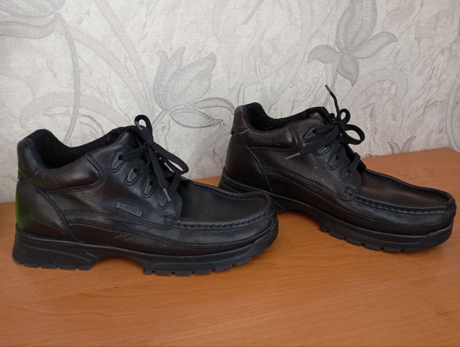 Продаються чоловічі черевики