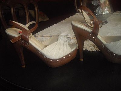 sandálias muito elegantes usadas 2 ou 3 vezes com tacão alto e fino