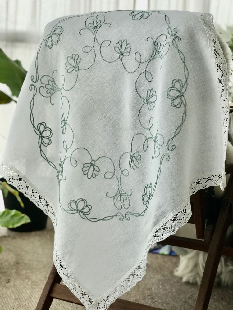 Kwadratowy biały obrus vintage ręcznie haftowany