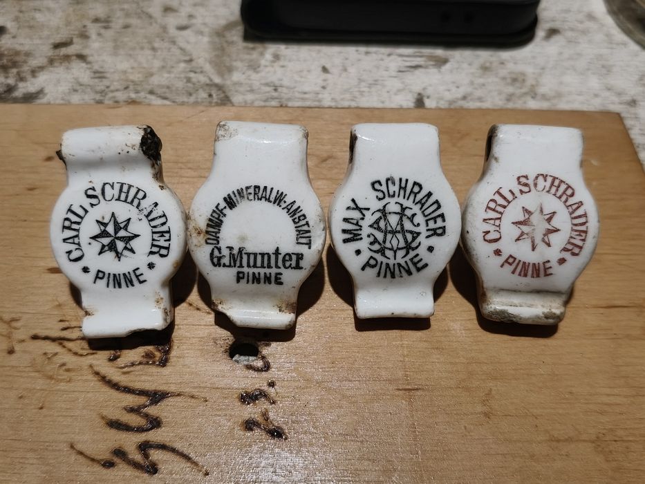 Pinne Pniewy zestaw porcelanek z butelek Birofilia