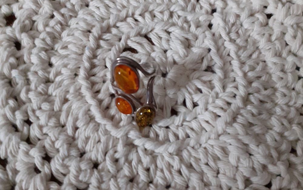 Srebrny pierścionek z bursztynem