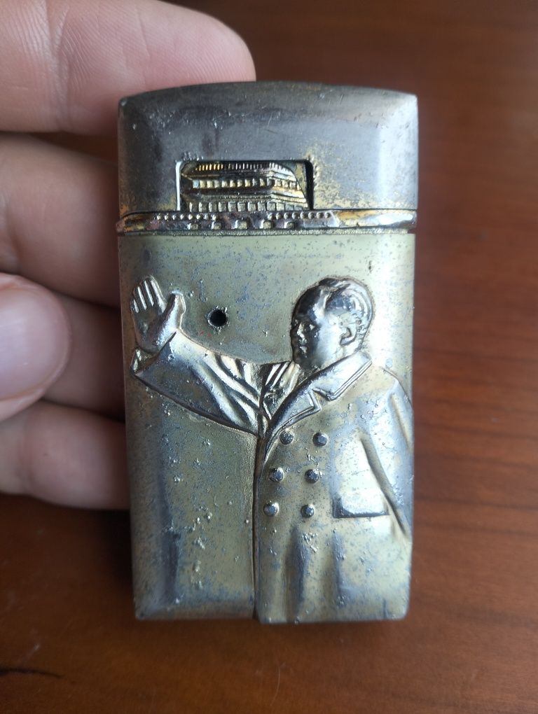 Isqueiro com a imagem do Presidente Mao
