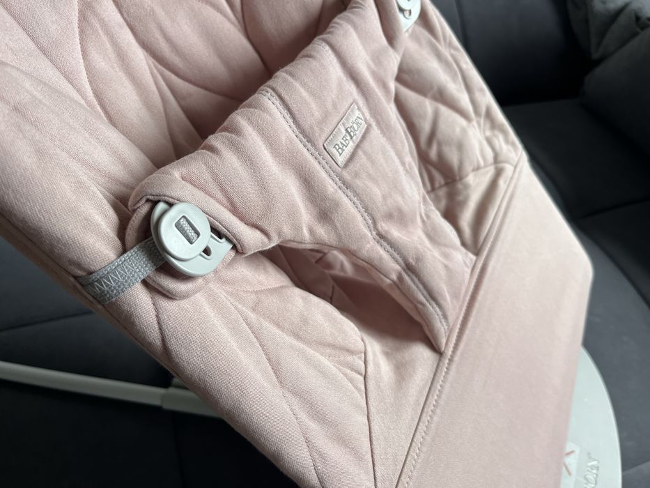 Leżaczek dziecięcy Babybjorn Bliss różowy kokon Lanila Tiny Love łuk