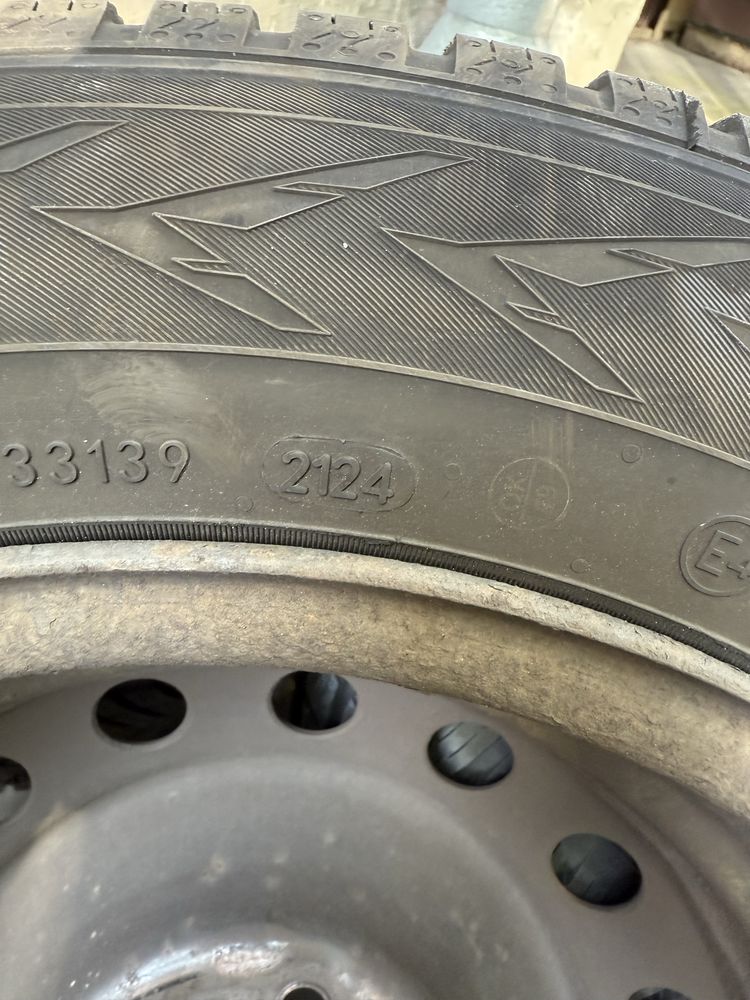 Komplet opon Nokian Seasonproof 185/65R15 wielosezonowe + felgi stal