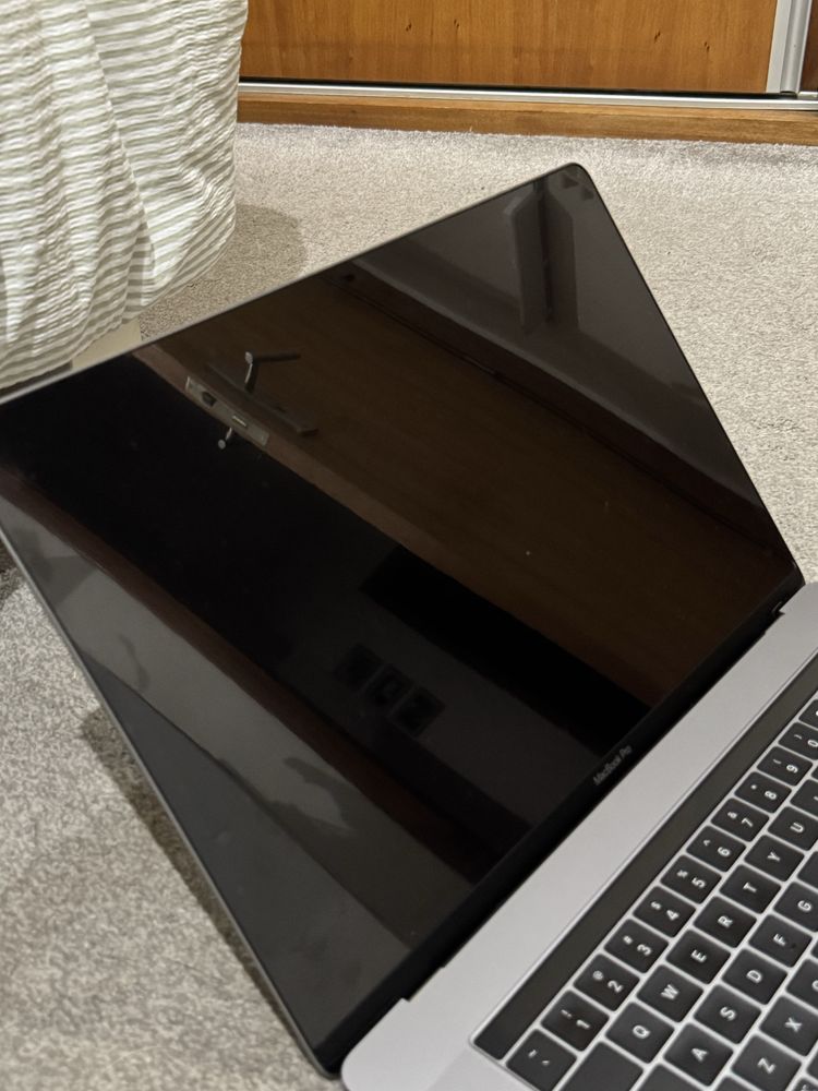 Macbook pro 15’ 500gb TouchBar
