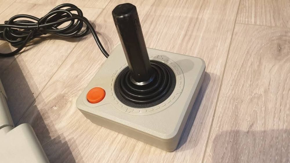 Retro komputer Atari Xegs odnowiony