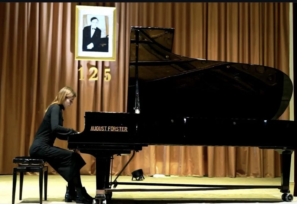 Репетитор гри на фортепіано, викладач з фортепіано