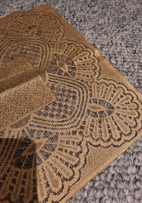 Złoty bieżnik na stolik kawowy