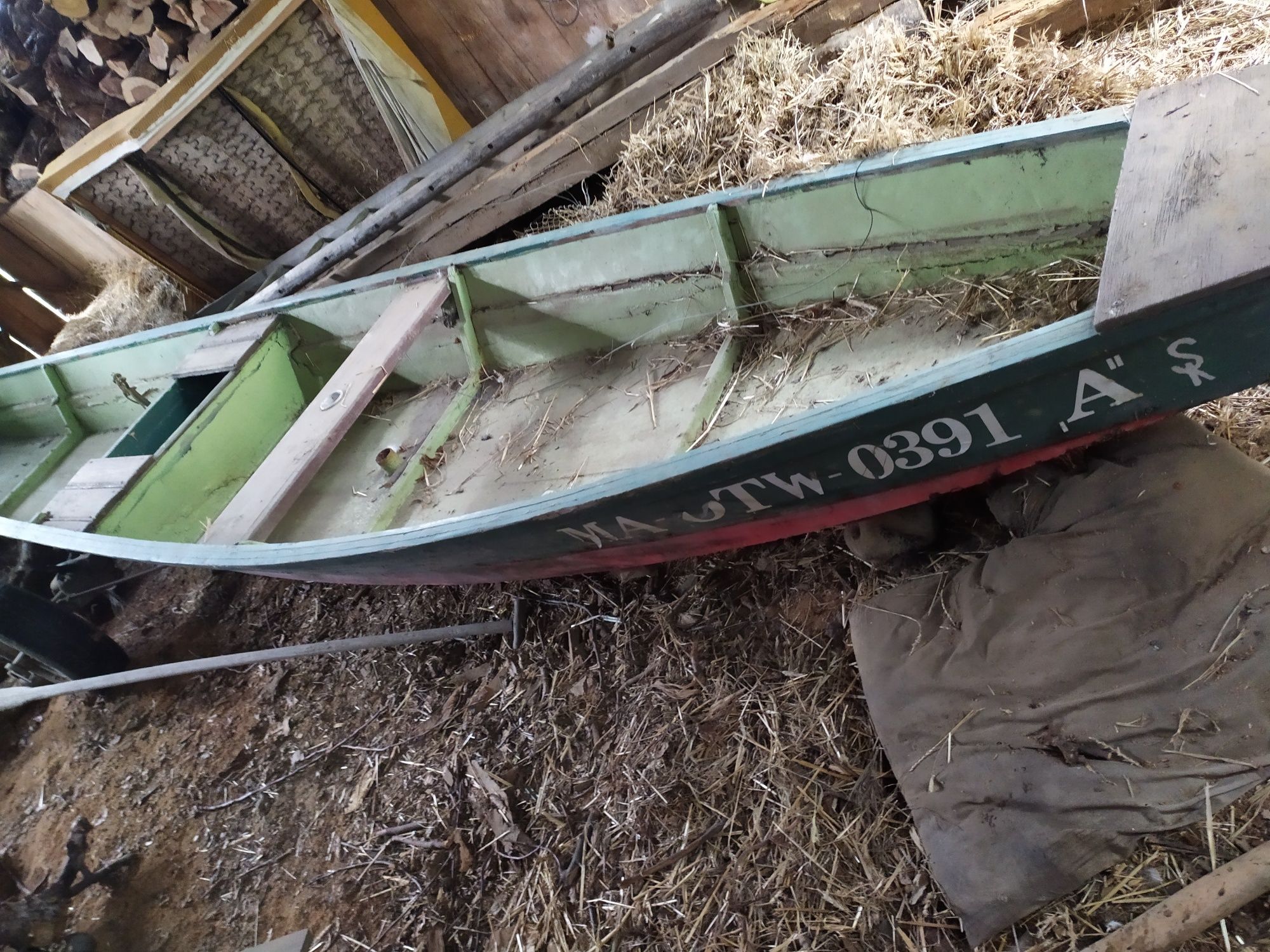 Łódka drewniana w dobrym stanie
