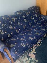 kanapa z dwoma fotelami
