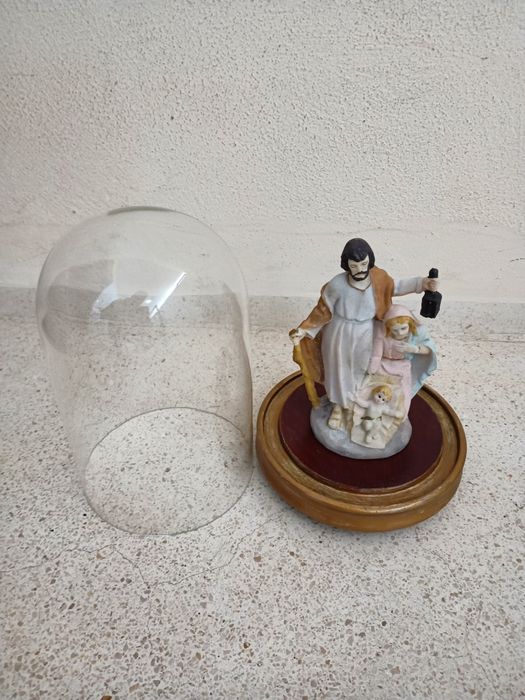 Belíssima sagrada família em marfinite com  redoma  em vidro e base em
