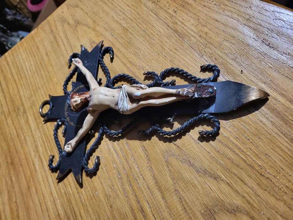 Metalowy kuty krzyż gipsowa figurka Pan Jezus