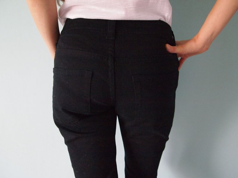 Czarne spodnie z dziurami na kolanach Terranova 36 S rurki materiałowe