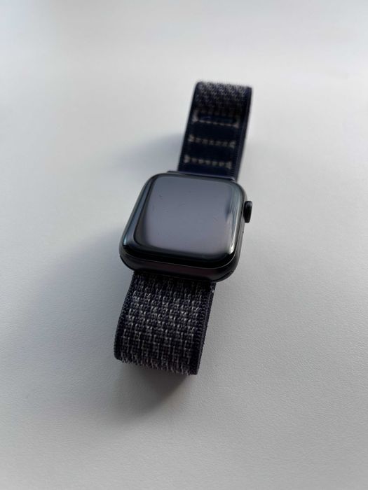 Apple Watch 44mm Space Gray (gwiezdna szarość).