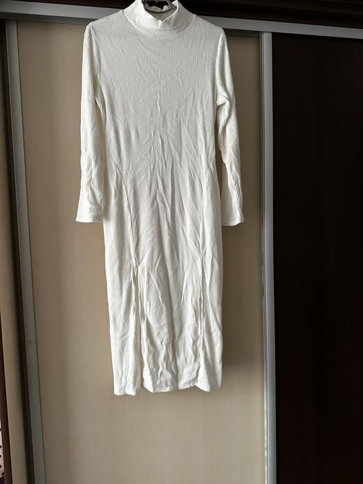 Плаття молочне в рубчик з вирізами на ногах, розмір 48-50