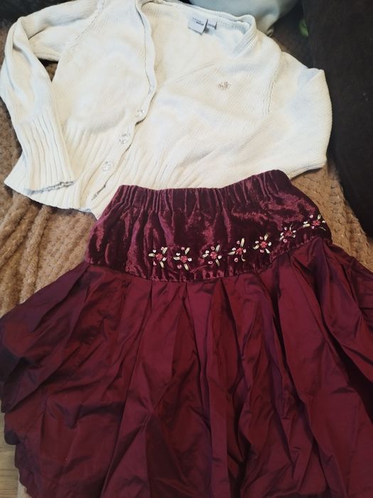 Zestaw sweterek ze spódniczka na 134/140 cm.