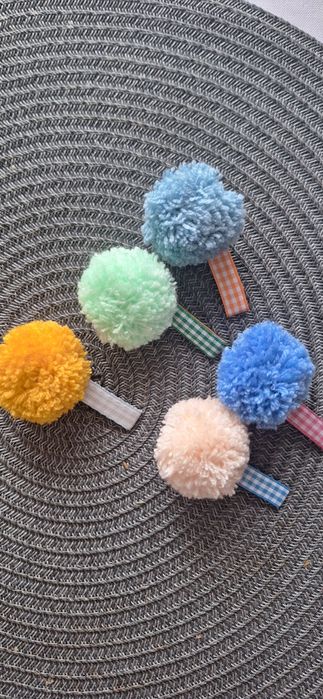 Spinki do włosów pompony